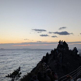 いよいよ日の出時刻。
皆その時を待っています。
映らないようにしていますが通路も人で埋め尽くされています。