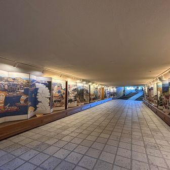 「昭和の浮世絵師」と言われる門脇俊一作の屏風絵が並んでいて江戸時代の「おかげ参り」の様子が描かれています
