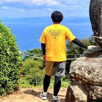 八代海を見つめて黄昏る。地震前に北九州で買ったnewウェア👕と熊本市で刈ったnewヘア🧑‍🦱