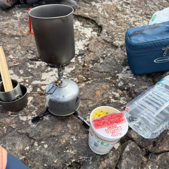 その岩に戻り
ランチ。
それぞれ持ってきた
冷たい
アイスコーヒーや
こんにゃくゼリーを
みんなで分け合い
食べる。
冷たくてサイコー。
カップヌードルも
やっぱり美味い。
ご馳走様。