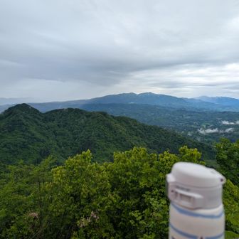 最近、山頂でコーヒー☕️飲んで　守門岳を観ながらボーっとするのが好きなんだよね

しばらくすると結構☔降ってきたので下山します