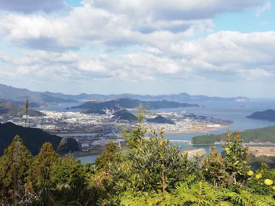 北東に佐伯の街と大入島。長島山と濃霞山も