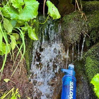 帰り際も水場で新鮮なカムエク水を採取！
カタダインの浄水器、サロモンのフラスコにも口径あうのでなかなか便利