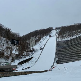 大倉山ラージヒル　ここまで下りてきて最後の最後に左膝グネッた🫨
