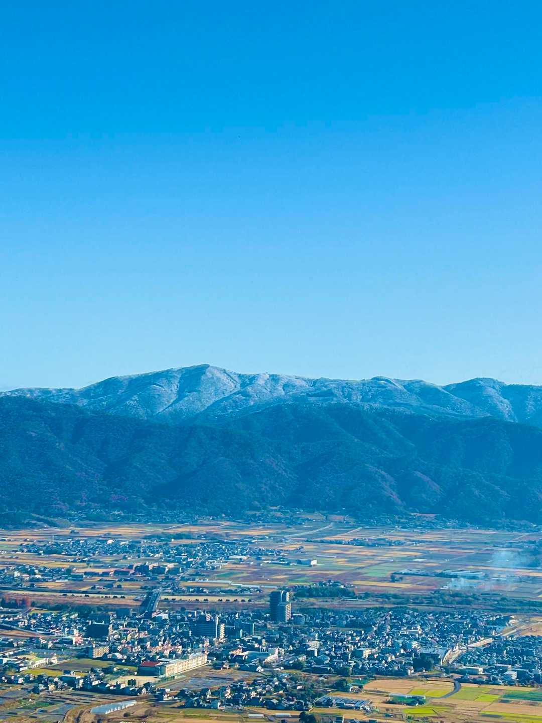 正面に雪化粧の愛宕山
