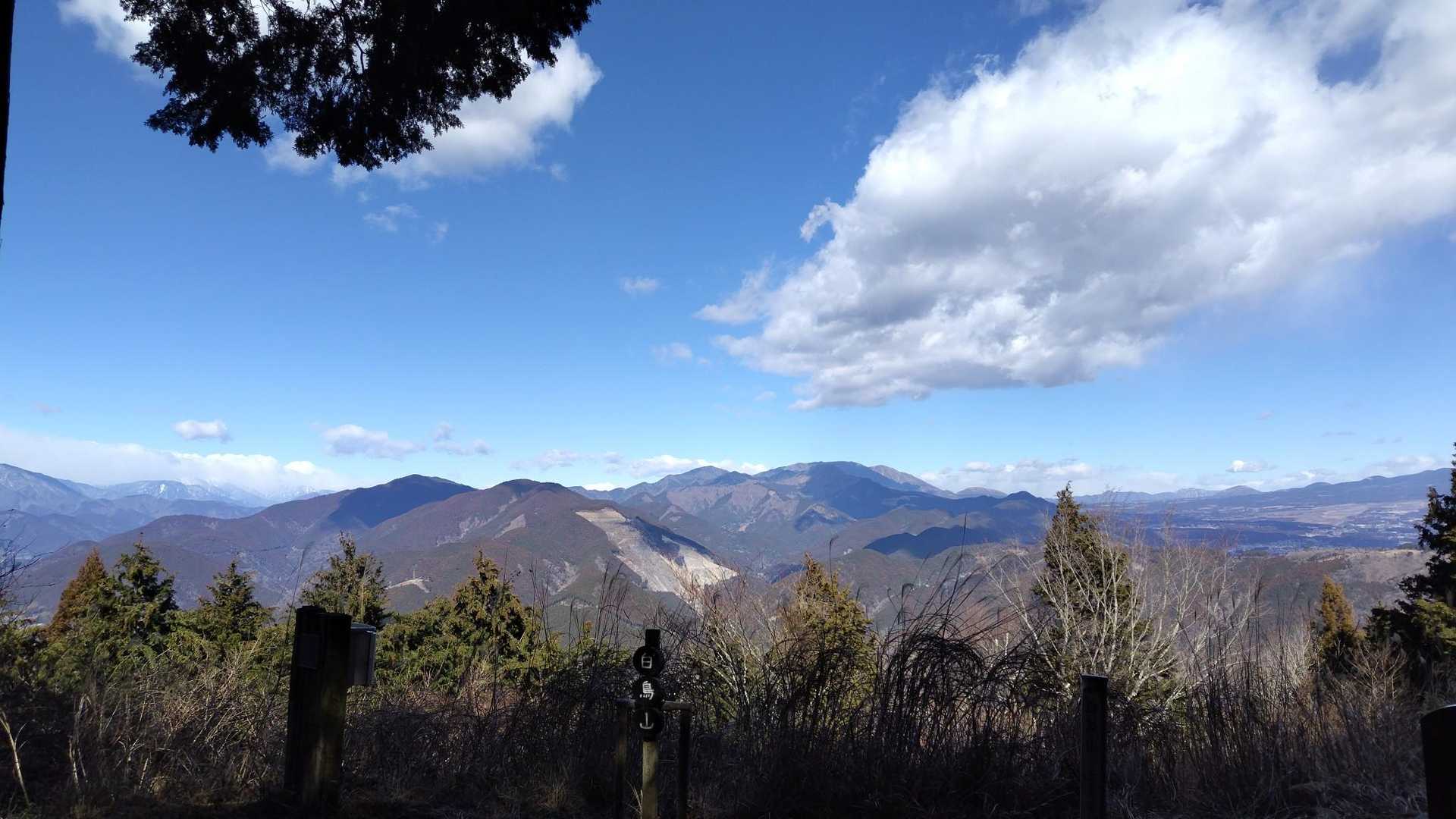 先週登った山の方向。