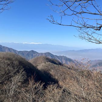 南アルプスと甲府盆地。