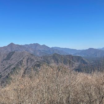 ここからは去年 登り納めした山々(王岳〜十二ヶ岳〜足和田山)が一望できる
西湖・河口湖もかろうじて
中央奥にはミッ峠も