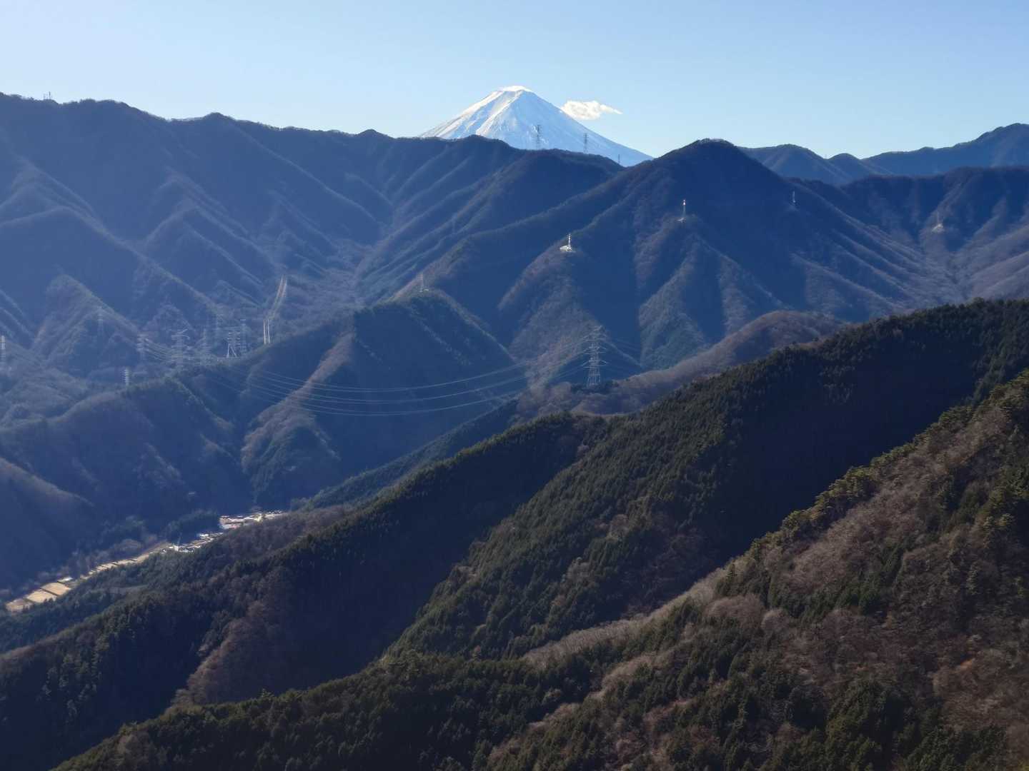 風が吹くと氷点下、日向で風がないと
ぽーっとするくらい暖かい。
暖かい所で富岳が見えると、
つい立ち止まってしまう。