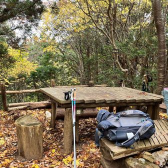 釈迦岳頂上には立派なテーブルあり。この直後に熊情報で急遽予定変更しました。