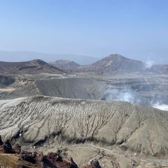 火口。噴煙ではなく水蒸気だと思いますが、バリバリの活火山です。しかも大きすぎてカメラに納まらない。