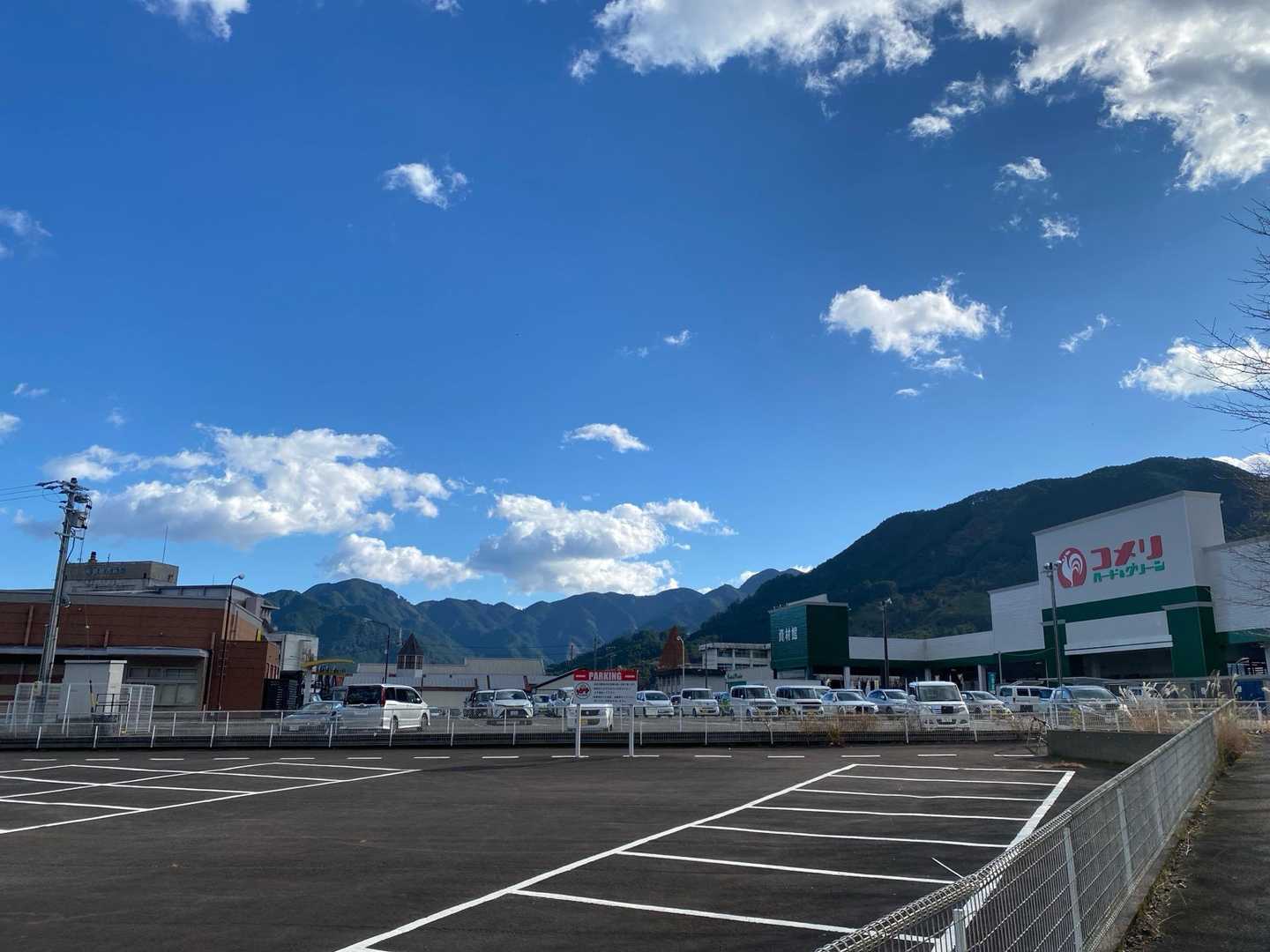 この向こうの おととの駐車場に停めさせて頂きました🐟 手前の空いてる駐車場はパチンコ屋さん