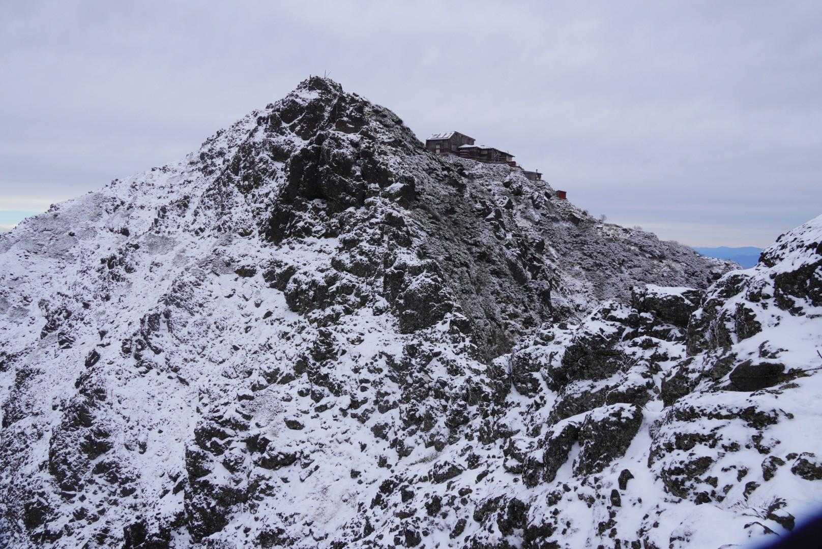 赤岳山頂と赤岳頂上山荘が見えた