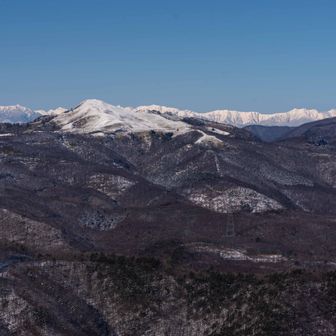 お気に入りの三峰山、右の美ヶ原に見え隠れしているのは五竜岳❖