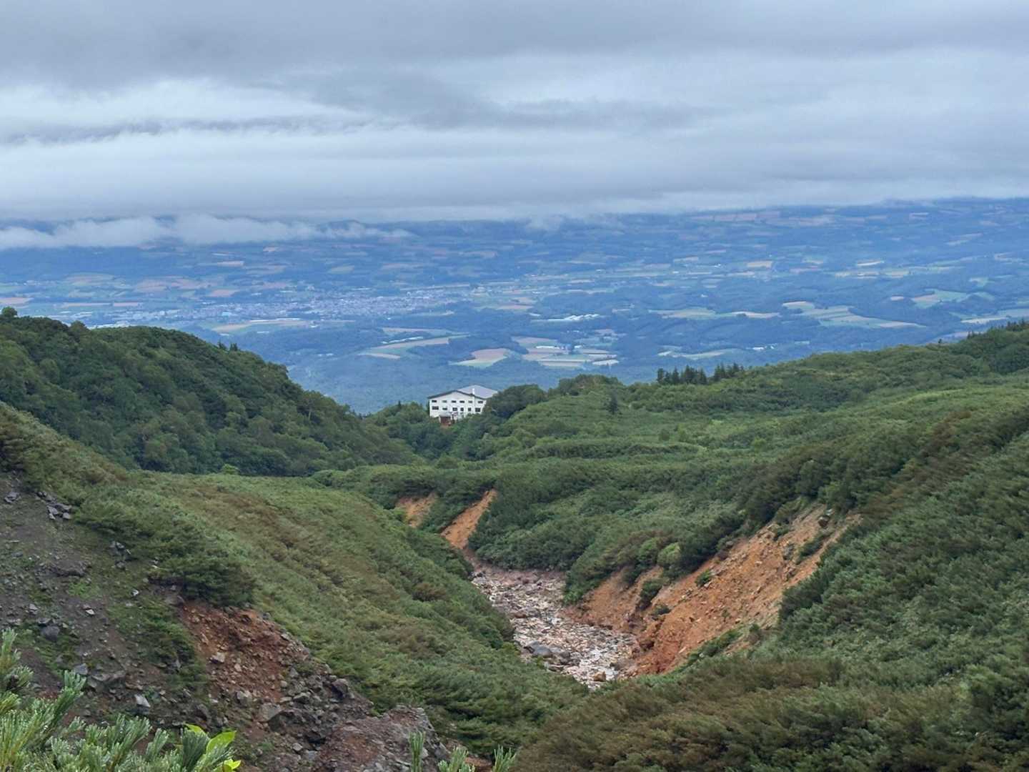 登っている時に宿泊した凌雲閣の建物と富良野の街が見えてました👀
