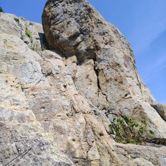 姫御前山の下辺り
この岩を周り込んだ所で動けなくなった