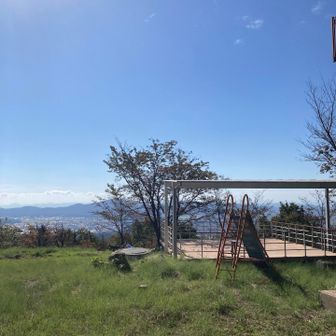 山頂には展望台と古びた滑り台が