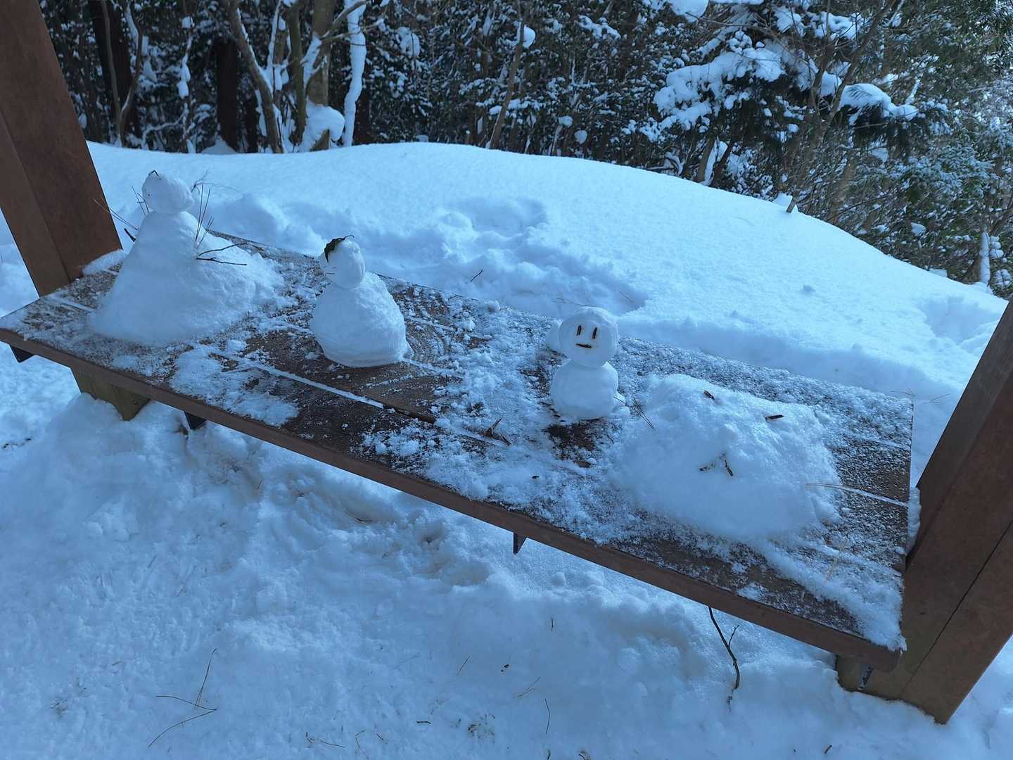 ベンチの雪ダルマ😊