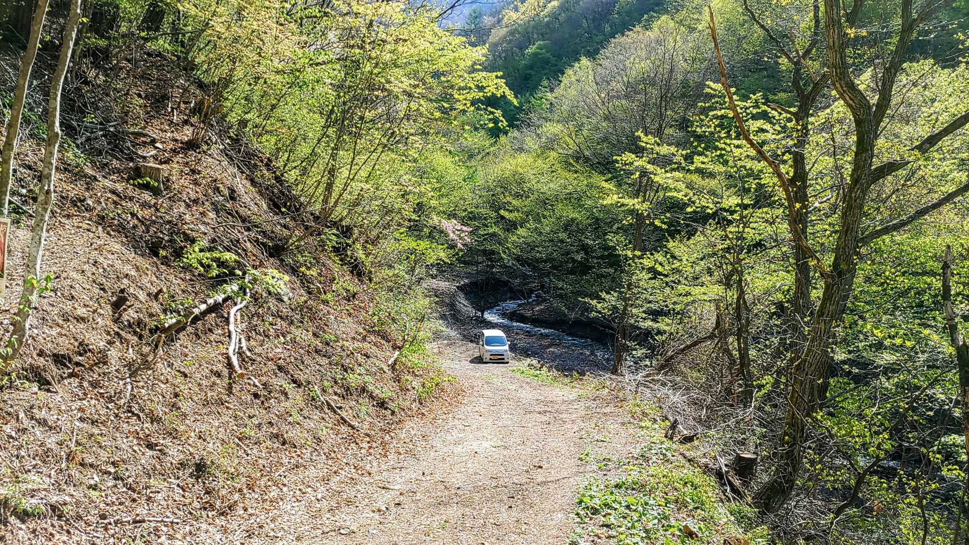 登山口の駐車場は数台駐められます