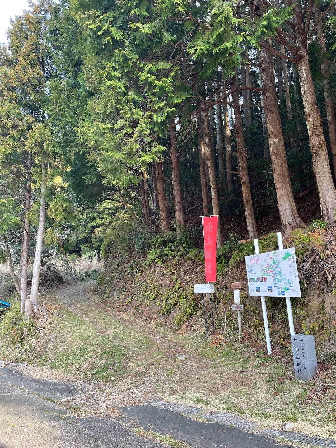 ミツマタ目的でたくさんの登山者が集まる雨山山🏔️
7時過ぎで、すでに雨山ダム🅿️は残り数台とい
状況でした😳