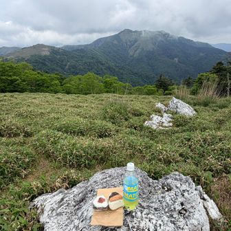 小屋前の広場で食事の準備をしていると…
ガスが晴れて、遂に姿を現しました🙏