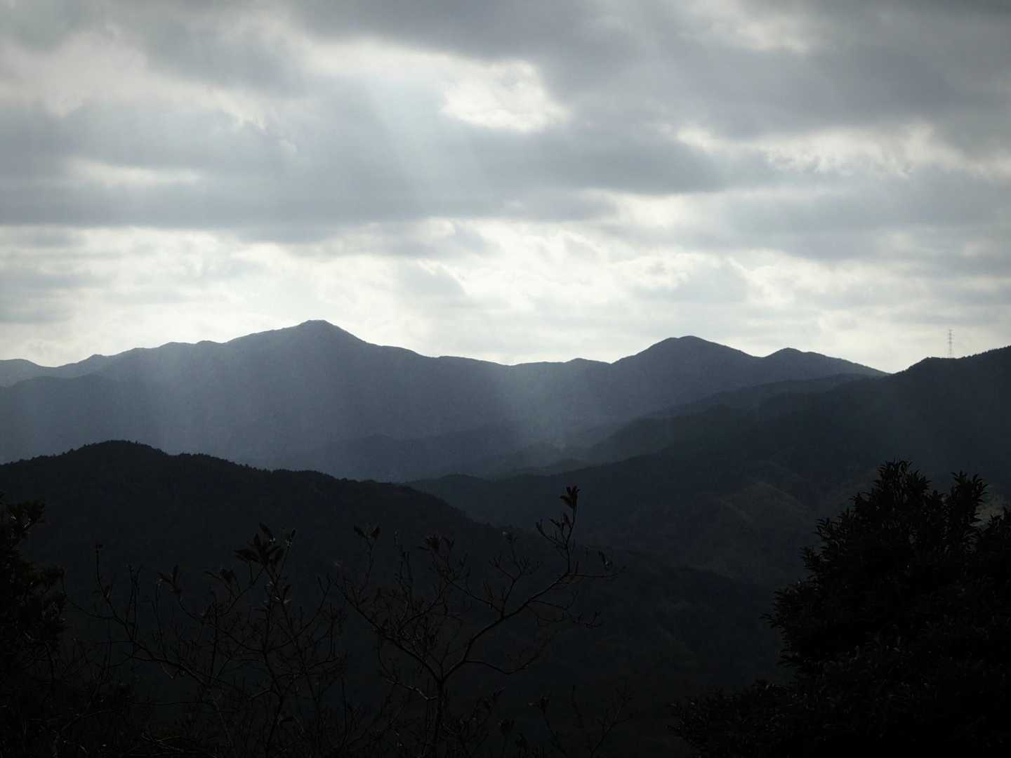 金山に光が降り注いでいました