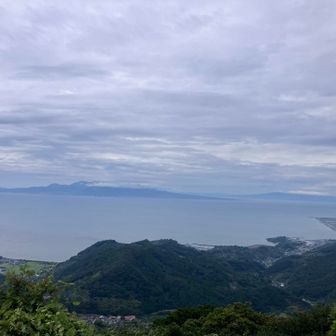 この展望台のﾍﾞﾝﾁに座る…

有明海🌊　長崎　雲仙普賢岳⛰️方面… 山頂は　ガスが掛かっている🥹

長崎県　島原　R8熊本地震で観光業の収益が落ち込んでいるとゆう😔… 頑張ってほしい🥹
