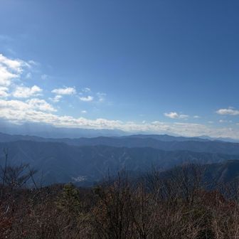 大岳山山頂からの眺望、広く開けていて良い感じです、富士山は見えなかったけど