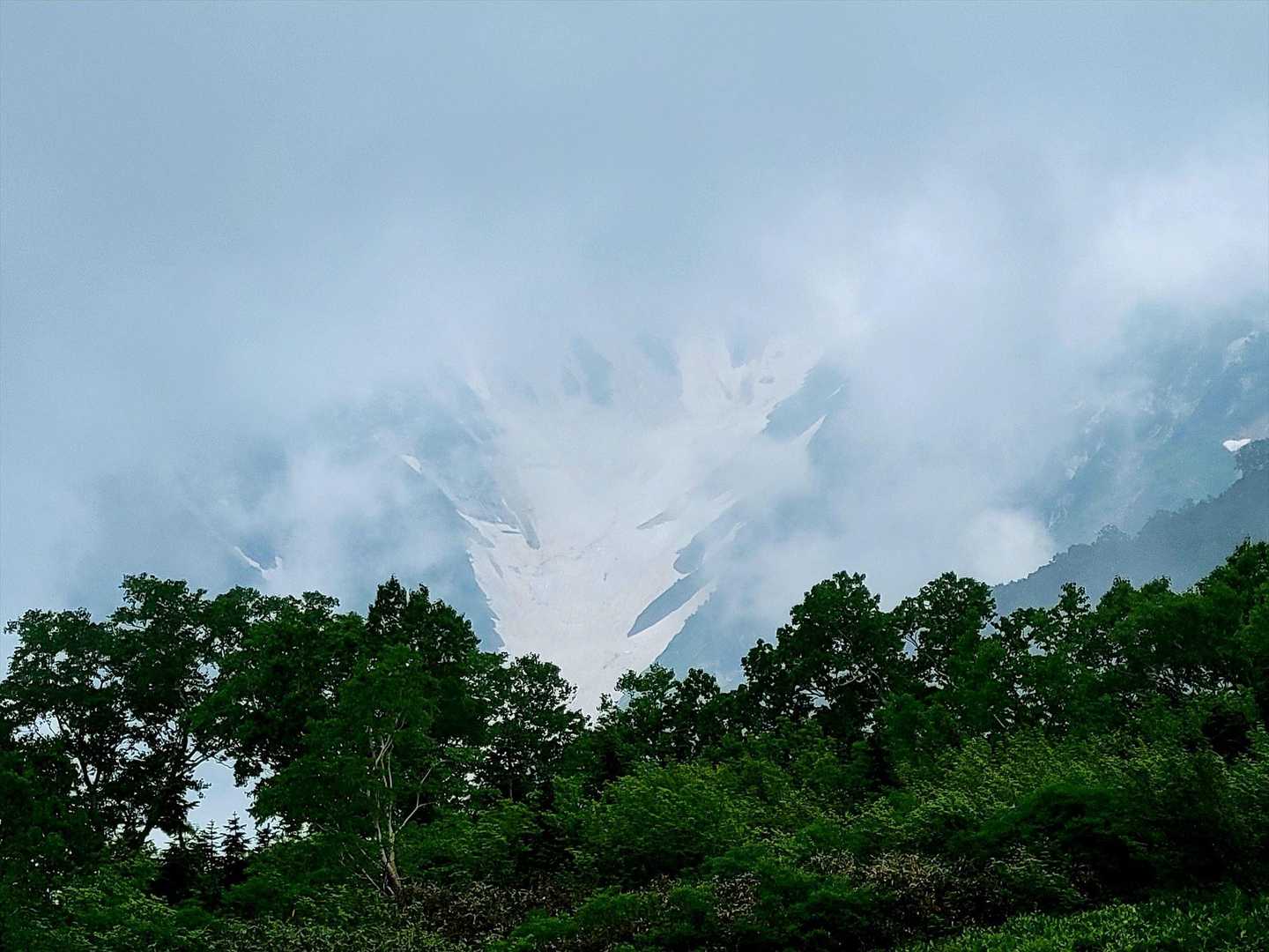 白馬岳の大雪渓が顔を見せた