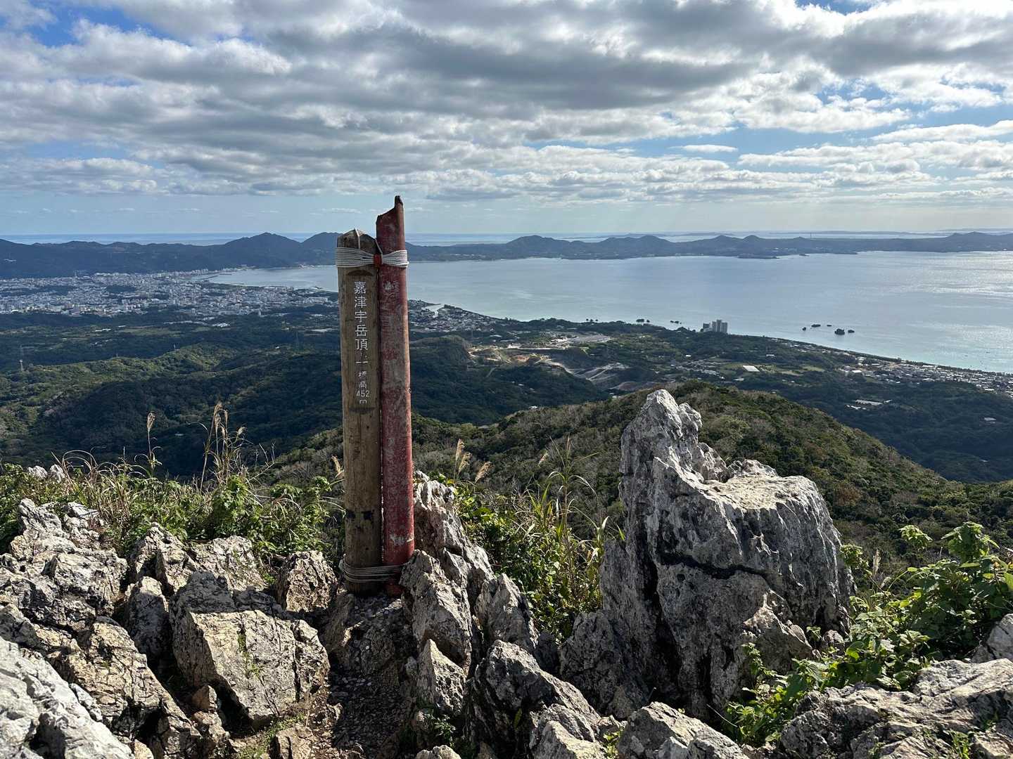 山頂は岩の楽園と絶景！嘉津宇岳の写真