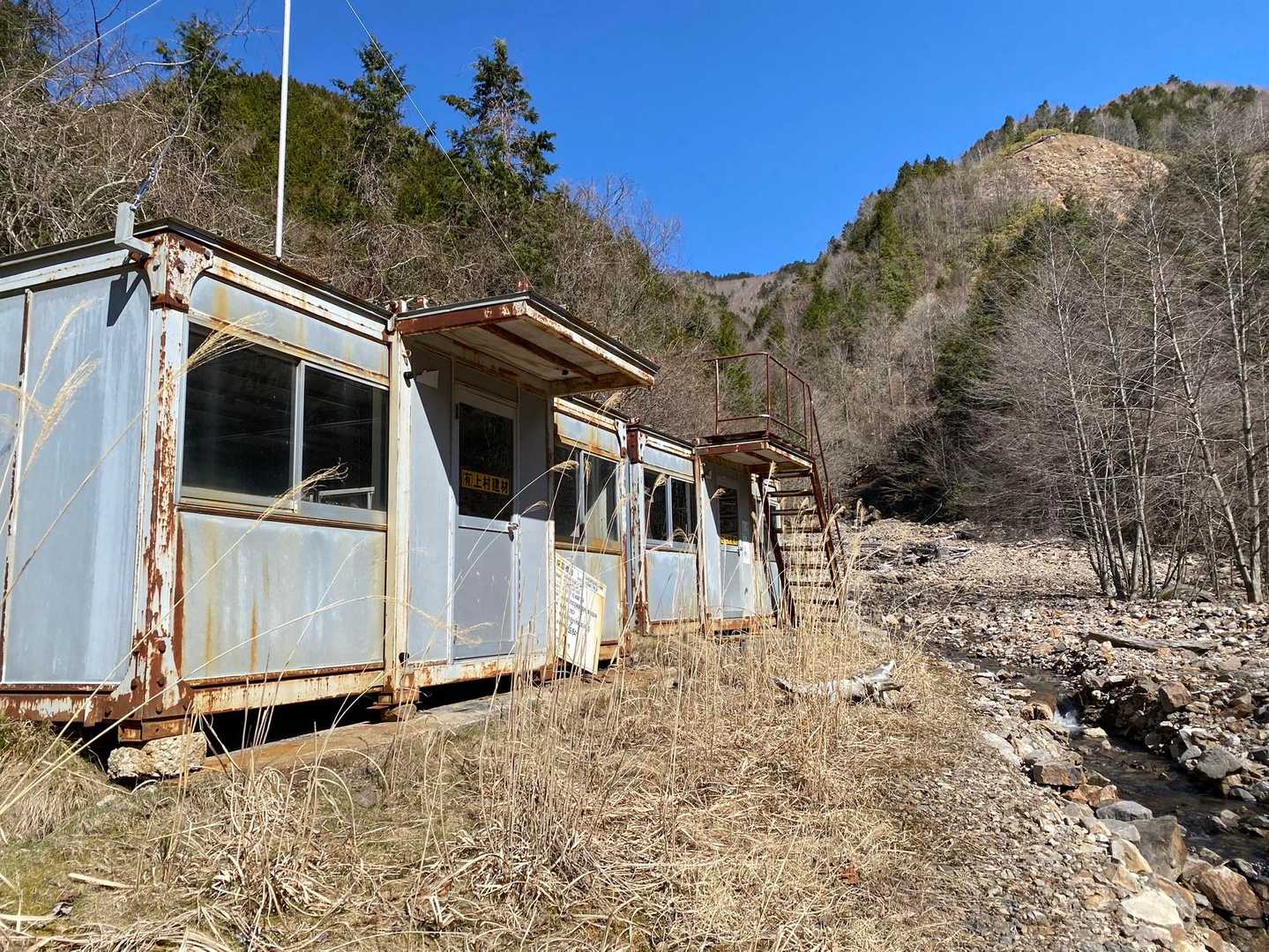 採石場の管理小屋に到着。
ここでモグモグタイム。