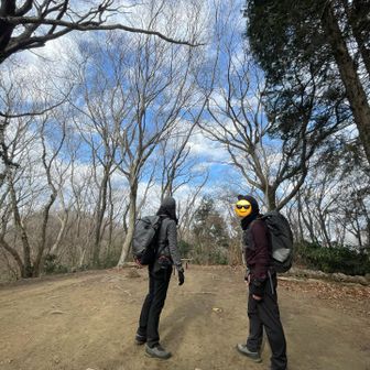 団子山🍡

いちおう頭上も見上げて探しましたが😆
山名表示は無さそう？です

ちなみに晴れています！


