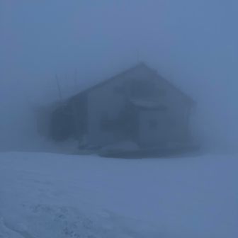 ガスの中から頂上避難小屋現る！

夜は星空が綺麗だったらしいけど…。