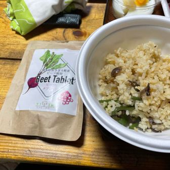 今回からビーツ，アスパラギン酸などを持ち込んで色々試しています．

写真は夕食の様子，とてっも美味しいです．炊き込みご飯にチキンなどなど，びっくりします．