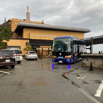 奥城崎シーサイドホテル。本当に海のすぐ横で眺めが素晴らしい。
青いバスが乗ってきた奈良交通の青龍というプレミアバス