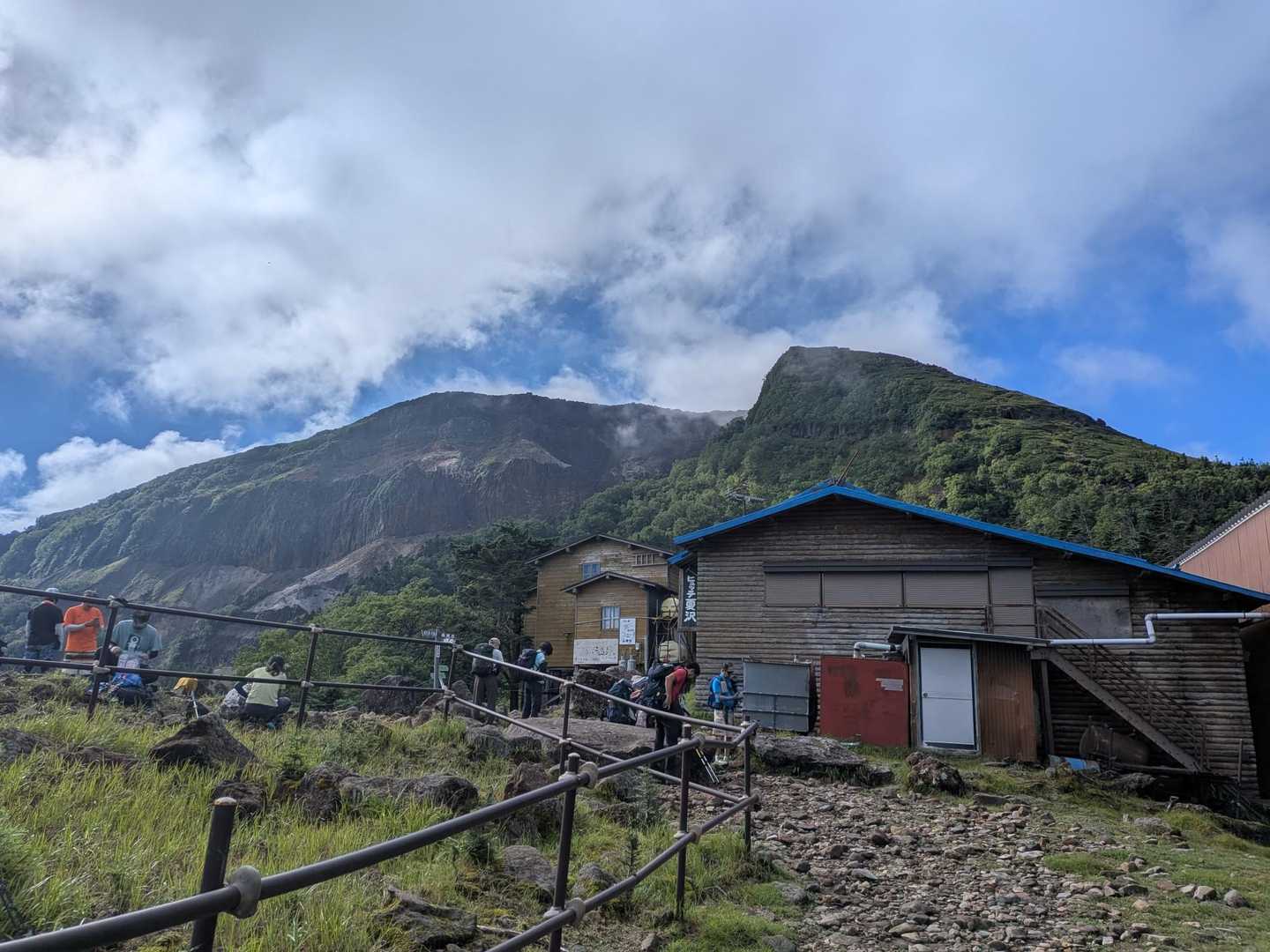 硫黄岳周回 | 南北八ヶ岳の境界線から、息を呑む迫力の火口壁を抱く広大な展望峰への写真