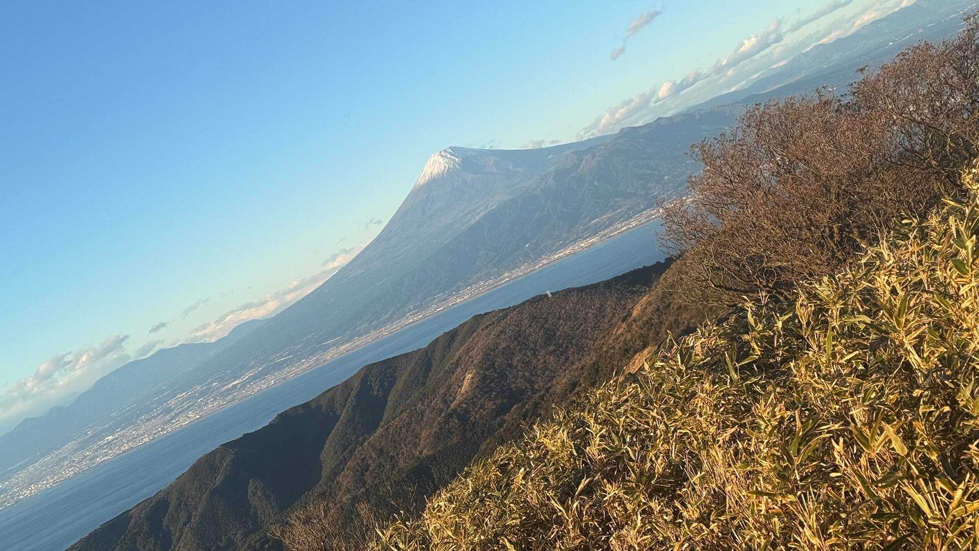 遮るものがない稜線
富士山を目の前に見ながらスピードアップ
小達磨山も通過していよいよ終盤へ
宝永山の火口がすごい存在感