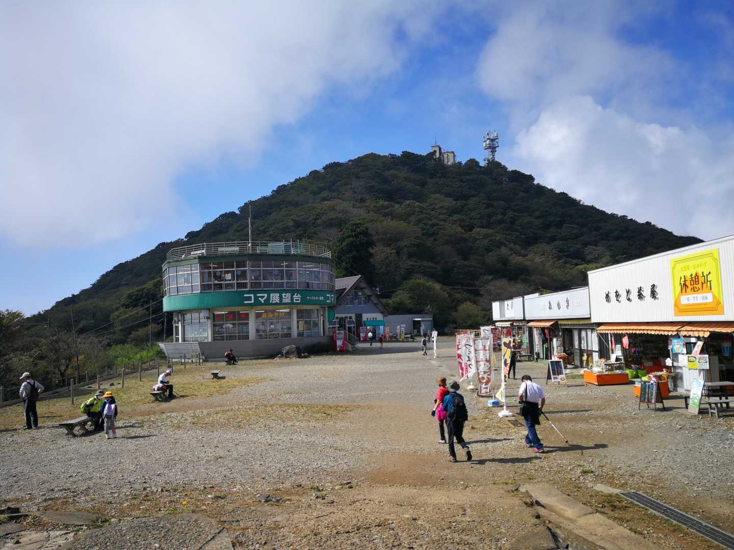 御幸ヶ原の広場、奥には男体山