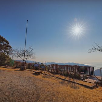 坂越茶臼山城跡
天橋立にもありますが、ここにも股のぞき場所がありました。上下逆さまの景色を楽しめるようです！