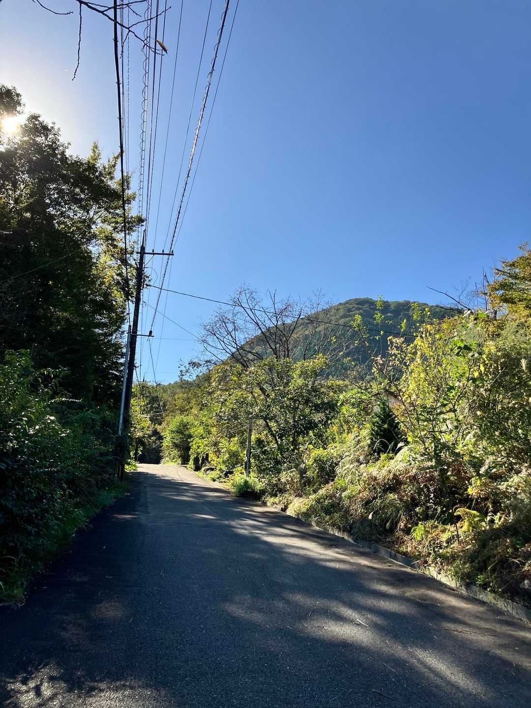 別荘地？ここから急傾斜の登り。阿弥陀山が覆い被さるように見える。急登を覚悟。