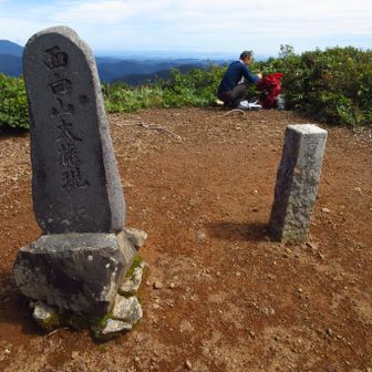 山頂到着。5組ほどいた。
360度の大展望。太平洋も見えた。
面白山大権現、1枚目写真と比べてもやはり地面が削れているのが分かる