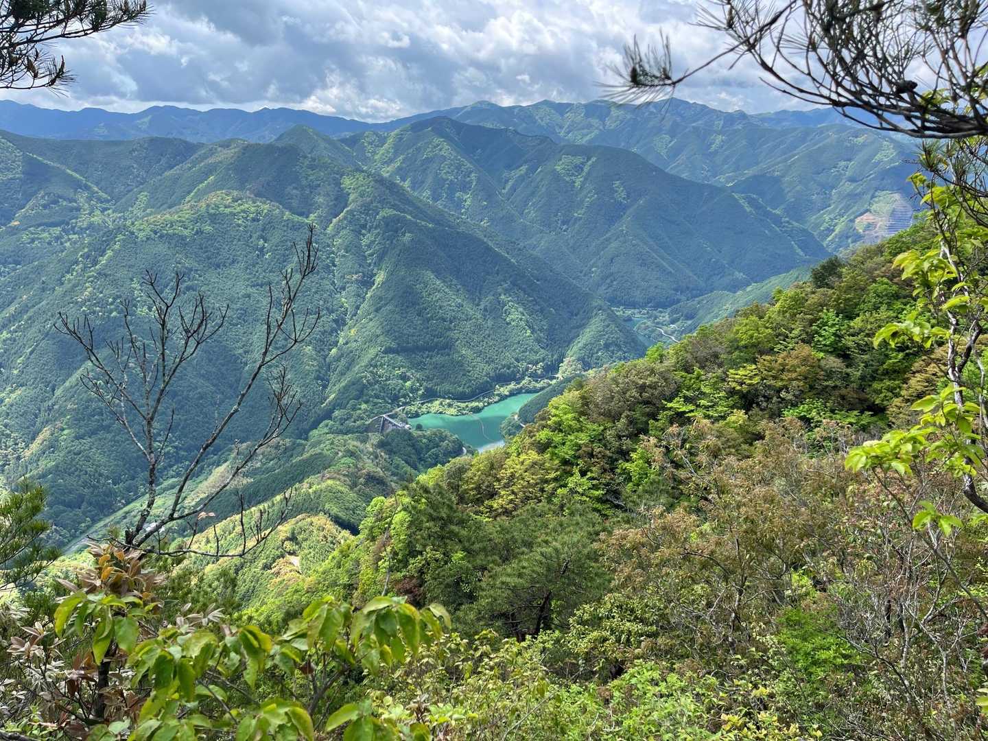 眼下にダム湖