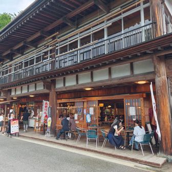 三峰神社の賑わいに