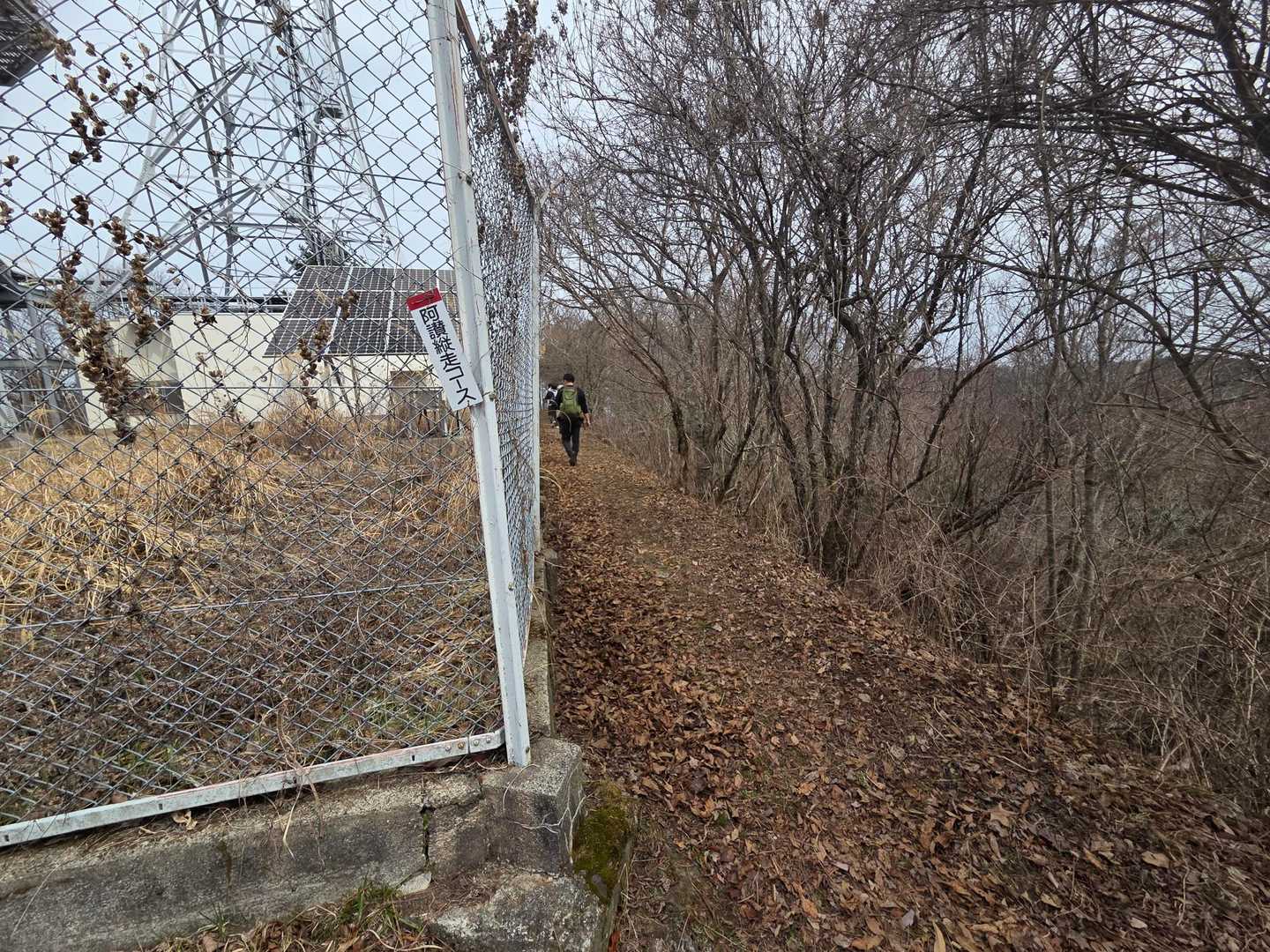 鉄塔横をすり抜けて、、