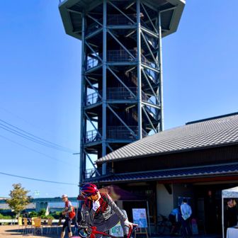 
サイクリストの聖地❣️【さくらであい館】に🚴‍♂️
桂川+宇治川+木津川の三川が出会い淀川で一つになって大阪湾へと流れる
どの川沿いにもサイクリングロードがあるし
そんな三川合流地点の休憩スポットなんよね😊
