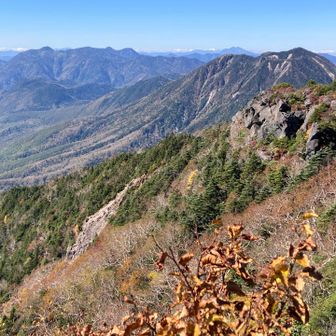 北西には太郎山とそのはるか奥に双耳峰の燧ヶ岳