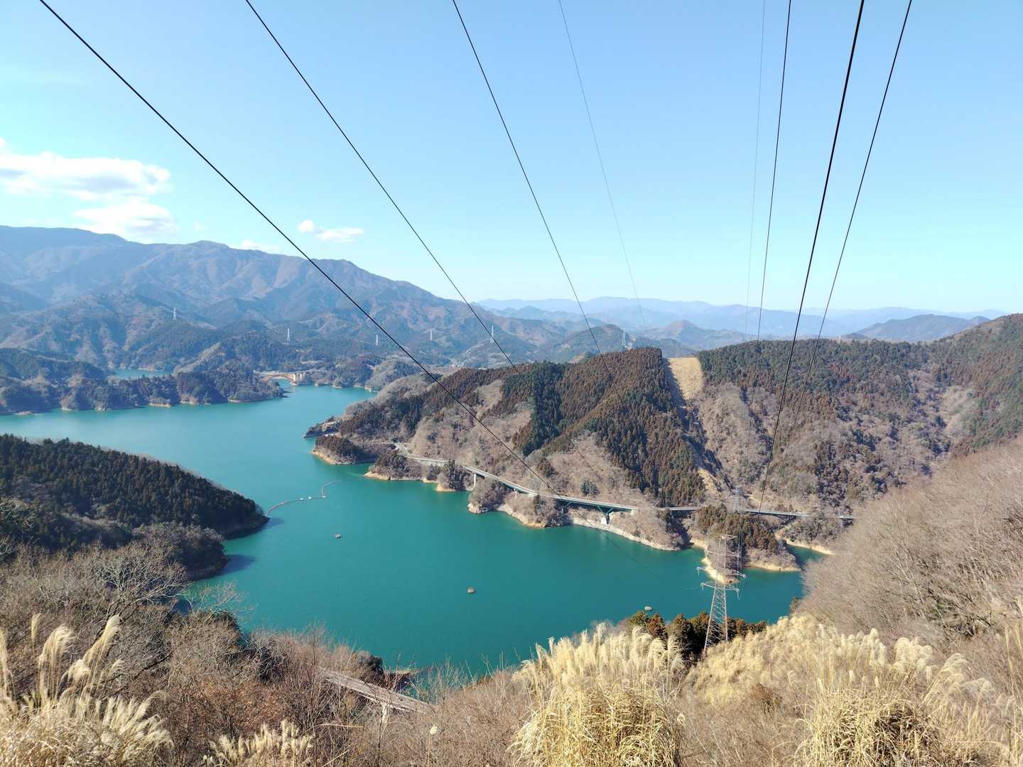 送電線の線下伐採地が丁度展望台になっていました。
送電線と自然が織りなす美しい風景は、仏果山や高取山の展望台から見るよりも贅沢なものでした。