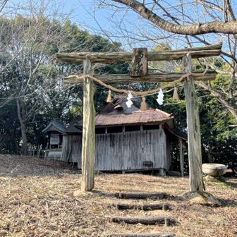 高見峰神社で昼食をとって引き返します。