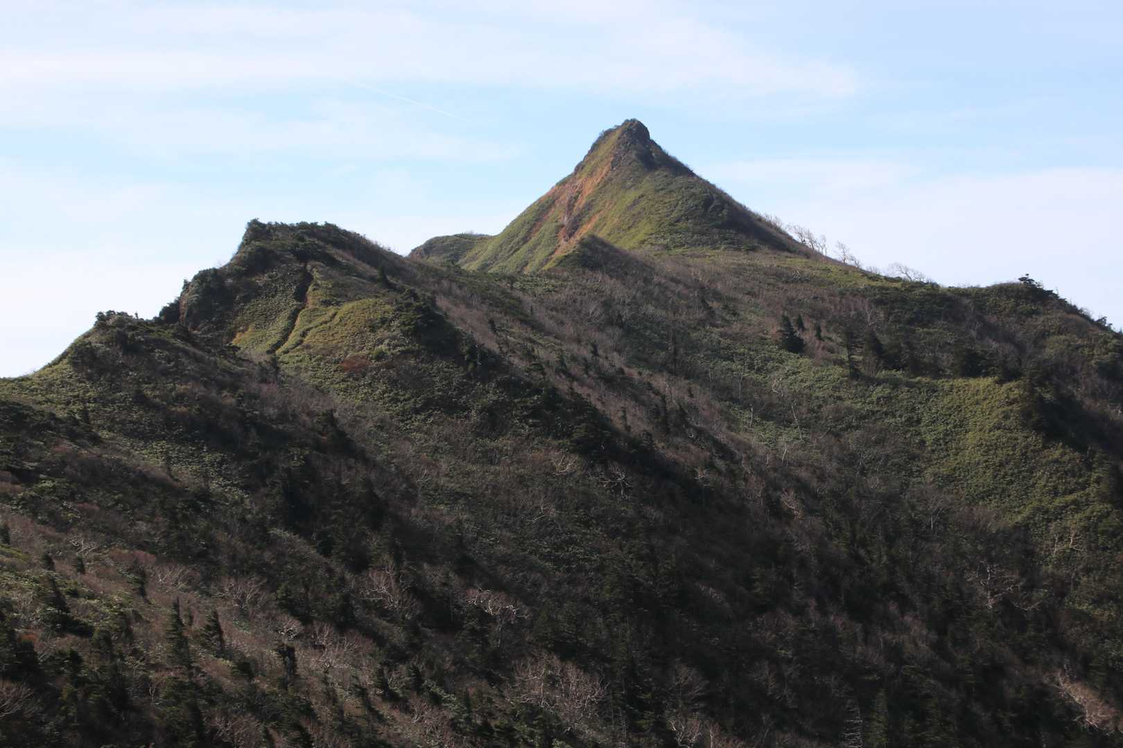 剣ヶ峰山がそびえ立ちます
