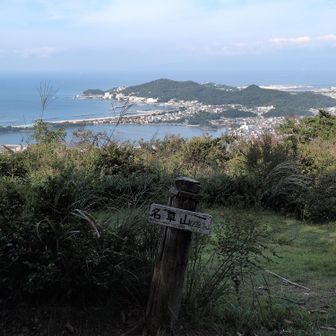 名草山山頂。以前登った章魚頭姿山が見える～。